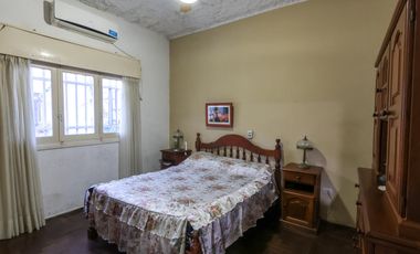 Venta Casa al frente + Galpón en Barrio Azcuénaga