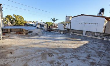 Venta Casa al frente + Galpón en Barrio Azcuénaga