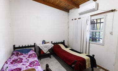 Venta Casa al frente + Galpón en Barrio Azcuénaga