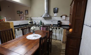 Venta Casa al frente + Galpón en Barrio Azcuénaga