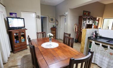 Venta Casa al frente + Galpón en Barrio Azcuénaga