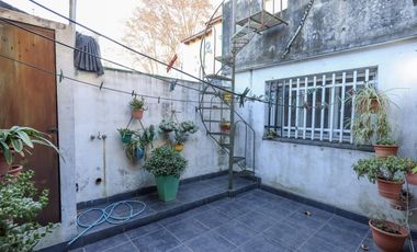 Venta Casa al frente + Galpón en Barrio Azcuénaga
