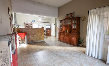 Venta Casa al frente + Galpón en Barrio Azcuénaga