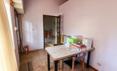 Venta Casa al frente + Galpón en Barrio Azcuénaga