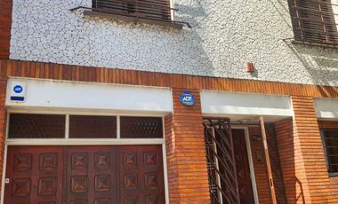 Casa con garage, patio y gran terraza