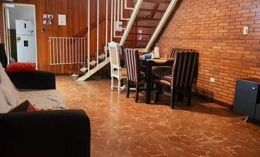 Casa con garage, patio y gran terraza