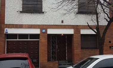 Casa con garage, patio y gran terraza