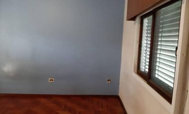 Casa con garage, patio y gran terraza