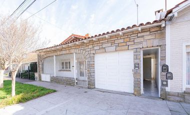 Venta, Chalet 4 ambientes + 2 departamentos en block, Barrio Chauvin