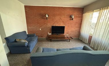 Casa 5 ambientes, jardín. Olivos.