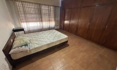 Casa 5 ambientes, jardín. Olivos.