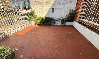 Casa 5 ambientes, jardín. Olivos.