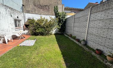 Casa 5 ambientes, jardín. Olivos.