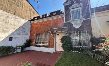 Casa 5 ambientes, jardín. Olivos.