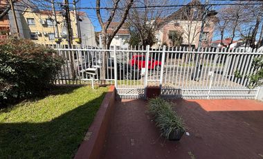 Casa 5 ambientes, jardín. Olivos.