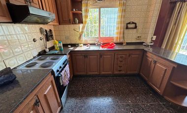 Casa 5 ambientes, jardín. Olivos.