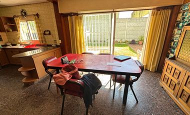 Casa 5 ambientes, jardín. Olivos.