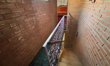 Casa 5 ambientes, jardín. Olivos.