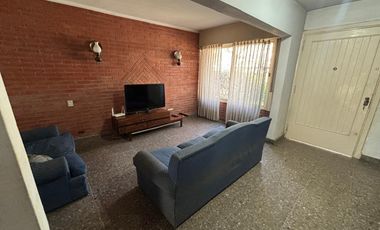 Casa 5 ambientes, jardín. Olivos.