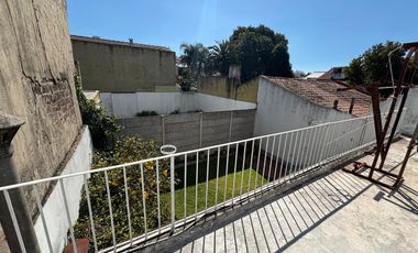 Casa 5 ambientes, jardín. Olivos.