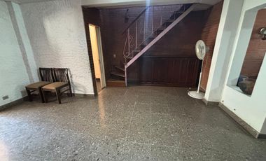 Casa 5 ambientes, jardín. Olivos.