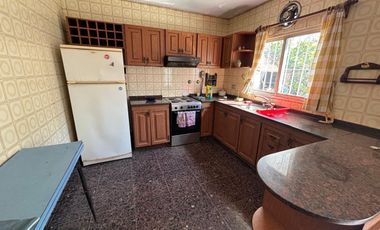 Casa 5 ambientes, jardín. Olivos.