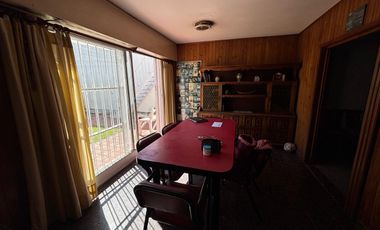 Casa 5 ambientes, jardín. Olivos.