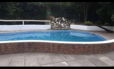 Impecable chalet de tres domitorios sobre 2200 m, pileta y parrilla en del Viso.