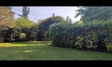 Impecable chalet de tres domitorios sobre 2200 m, pileta y parrilla en del Viso.