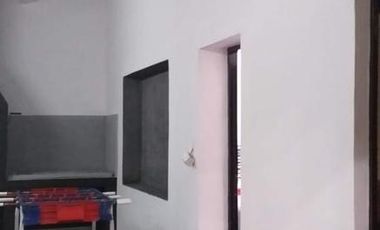 Impecable chalet de tres domitorios sobre 2200 m, pileta y parrilla en del Viso.