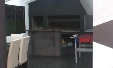 Impecable chalet de tres domitorios sobre 2200 m, pileta y parrilla en del Viso.