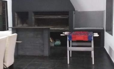 Impecable chalet de tres domitorios sobre 2200 m, pileta y parrilla en del Viso.