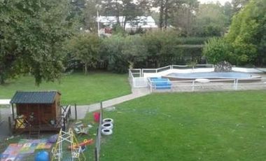 Impecable chalet de tres domitorios sobre 2200 m, pileta y parrilla en del Viso.