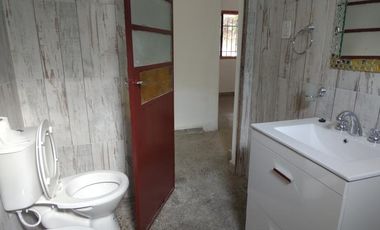 Rio Ceballos, casa remodelada en alquiler . Excelente ubicación , 2 dor, patio plano, un baño nuevo.