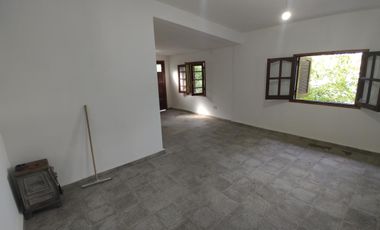 Rio Ceballos, casa remodelada en alquiler . Excelente ubicación , 2 dor, patio plano, un baño nuevo.