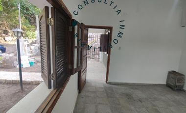 Rio Ceballos, casa remodelada . Excelente ubicación , 2 dor, patio plano, un baño nuevo.