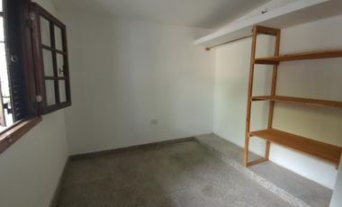 Rio Ceballos, casa remodelada en alquiler . Excelente ubicación , 2 dor, patio plano, un baño nuevo.