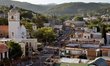 Rio Ceballos, casa remodelada . Excelente ubicación , 2 dor, patio plano, un baño nuevo.