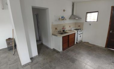 Rio Ceballos, casa remodelada en alquiler . Excelente ubicación , 2 dor, patio plano, un baño nuevo.