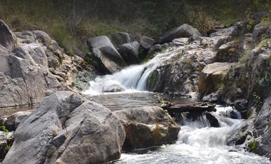 Rio Ceballos, casa remodelada . Excelente ubicación , 2 dor, patio plano, un baño nuevo.