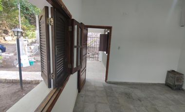 Rio Ceballos, casa remodelada en alquiler . Excelente ubicación , 2 dor, patio plano, un baño nuevo.