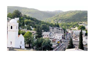 Rio Ceballos, casa remodelada . Excelente ubicación , 2 dor, patio plano, un baño nuevo.