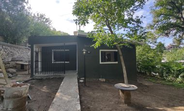 Rio Ceballos, casa remodelada en alquiler . Excelente ubicación , 2 dor, patio plano, un baño nuevo.