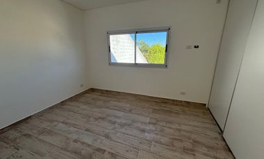 Duplex a estrenar 5,60 de ancho, 3 dormitorios + play. Cochera x 2.