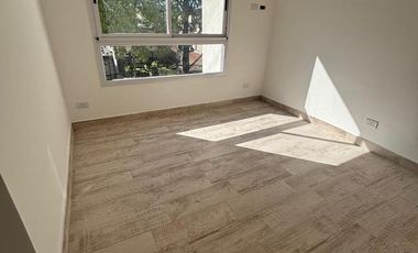 Duplex a estrenar 5,60 de ancho, 3 dormitorios + play. Cochera x 2.