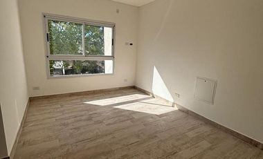 Duplex a estrenar 5,60 de ancho, 3 dormitorios + play. Cochera x 2.