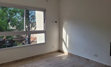 Duplex a estrenar 5,60 de ancho, 3 dormitorios + play. Cochera x 2.