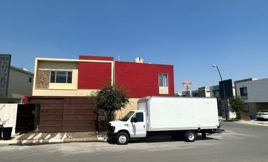 Casa en venta en fraccionamiento privado Cumbres Samsara sector Traviata.