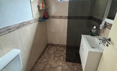 Casa sobre lote propio, patio. Florida.