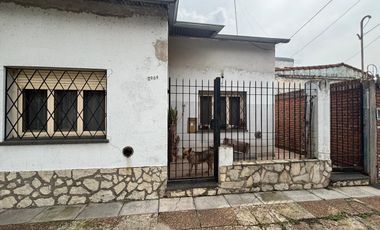 Casa sobre lote propio, patio. Florida.